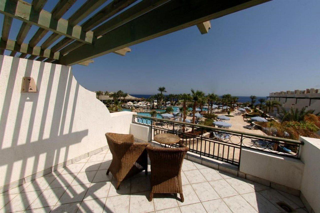 Safir Sharm Waterfalls Resort Kültér fotó A balcony
