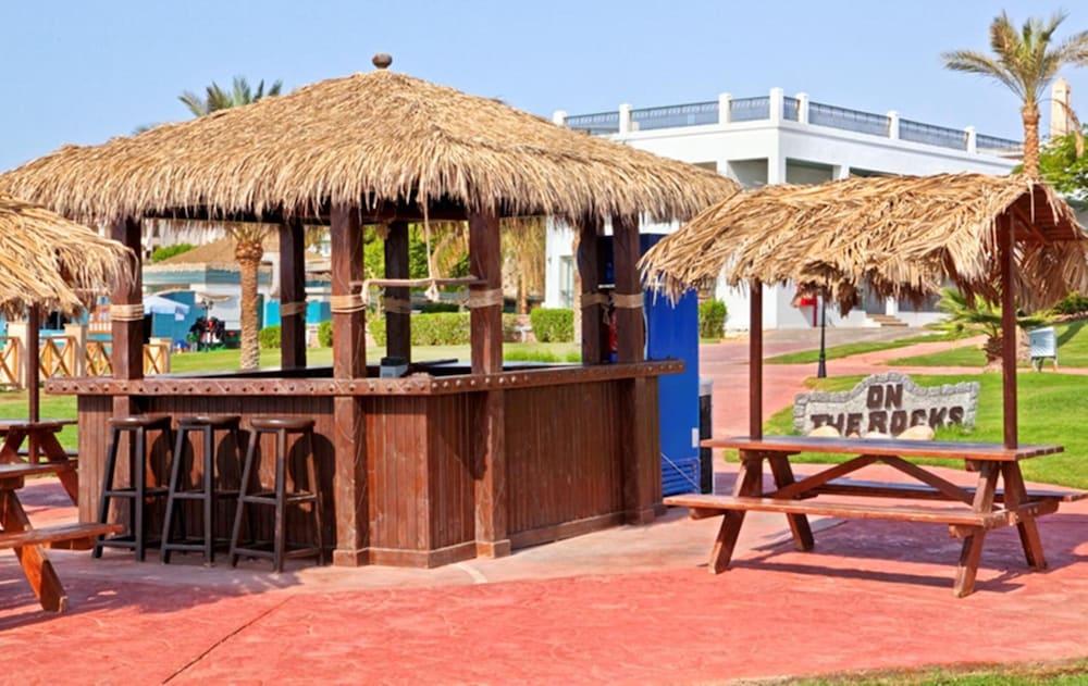 Safir Sharm Waterfalls Resort Kültér fotó The bar at the beach